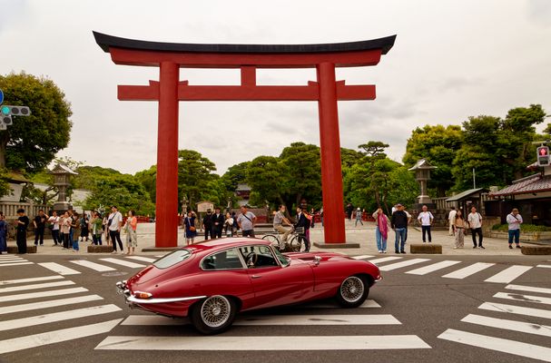 Japanische Torii in Kamakura mit Jaguar E-Type