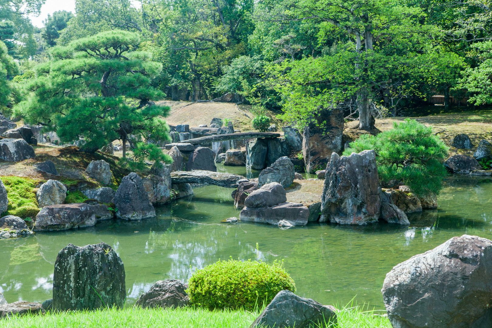 Japanischer Garten im Fushimi-Inari- Tempelbezirk