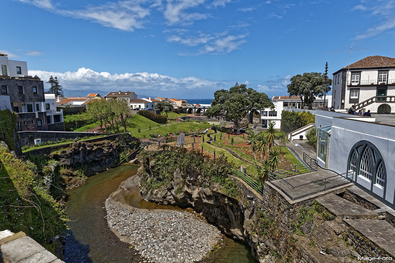 Jardim à beira Ribeira Grande