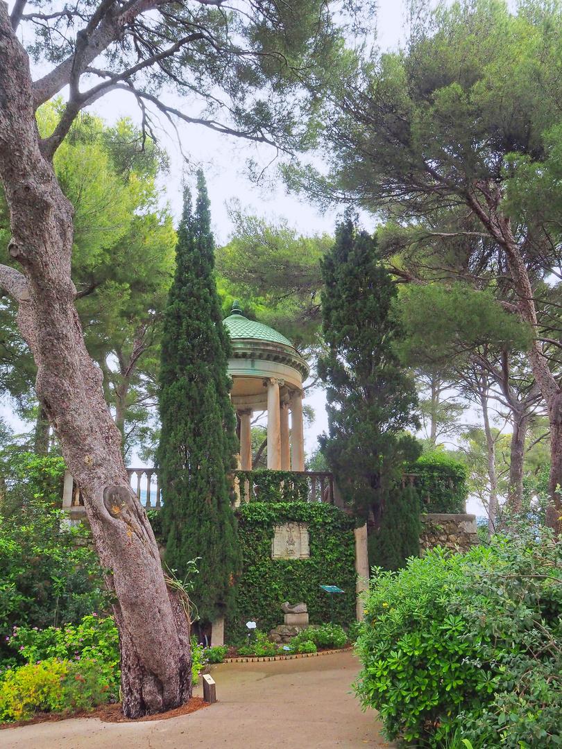 Jardin de la Villa Ephrussi avec le Temple de l’Amour