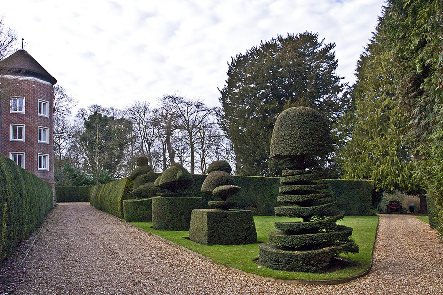 Jardin de Madingley Hall aux ifs taillés - Cambridge 