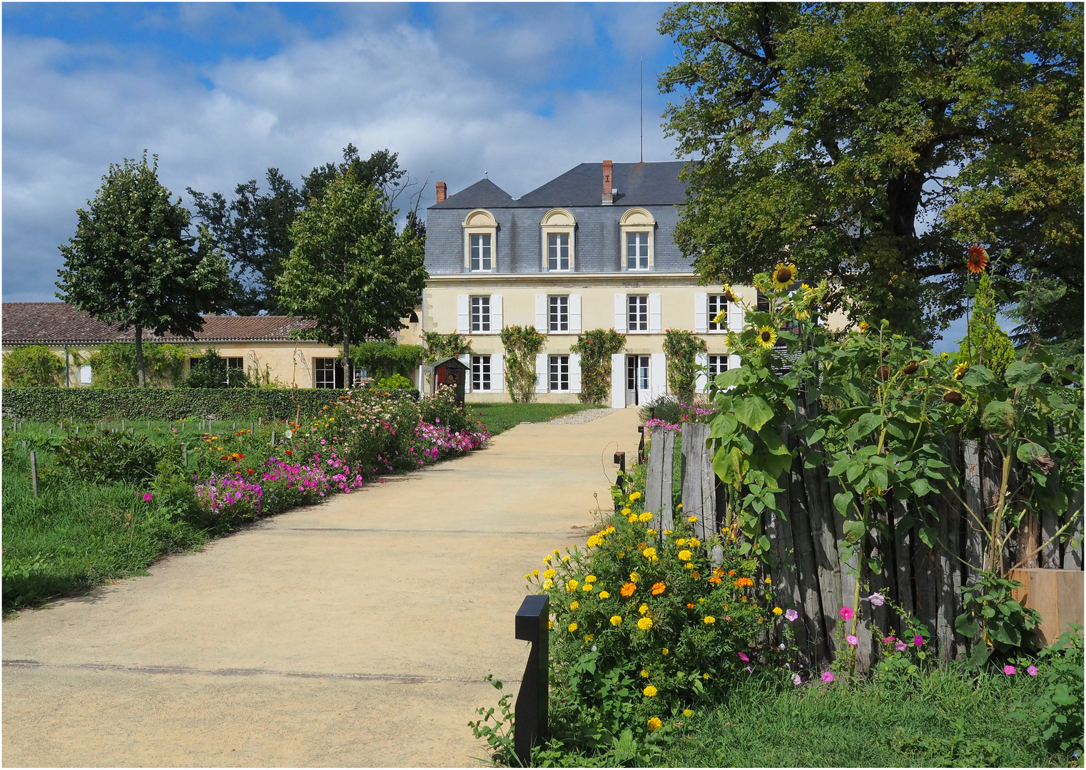 Jardin et entrée du Château Guiraud