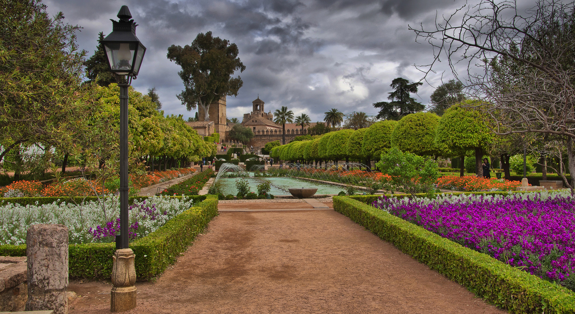 JARDINES DEL ALCAZAR .....( llovía )