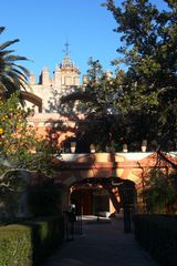 jardines y murallas. entrada a los baños de Dña María