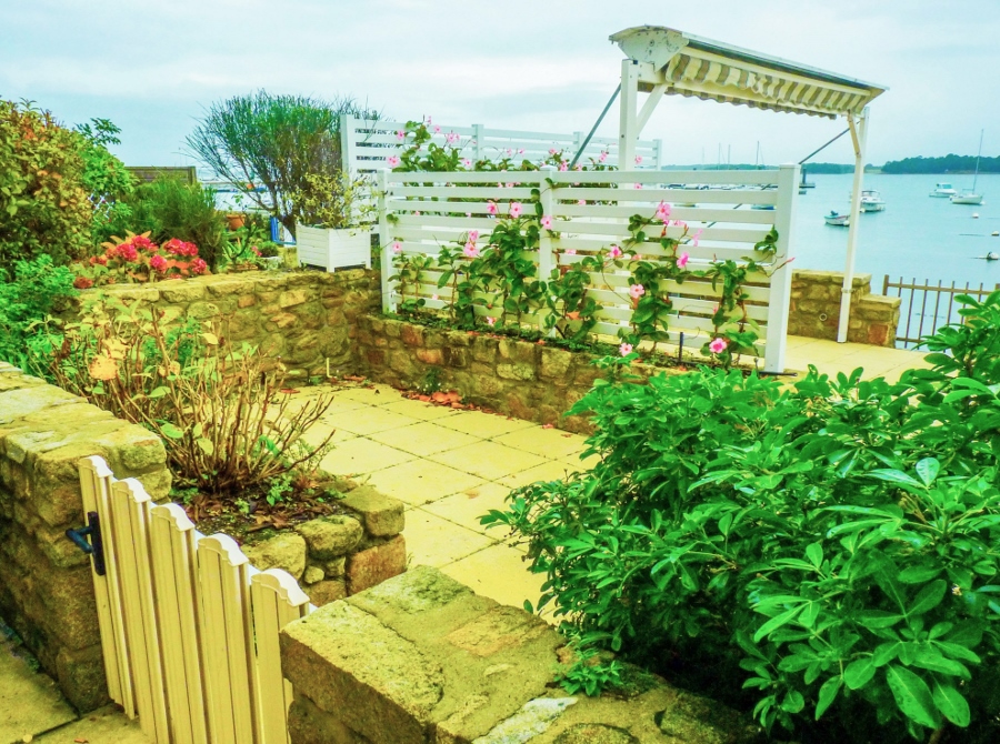 jardinet face à la mer Locmariaquer (Morbihan)