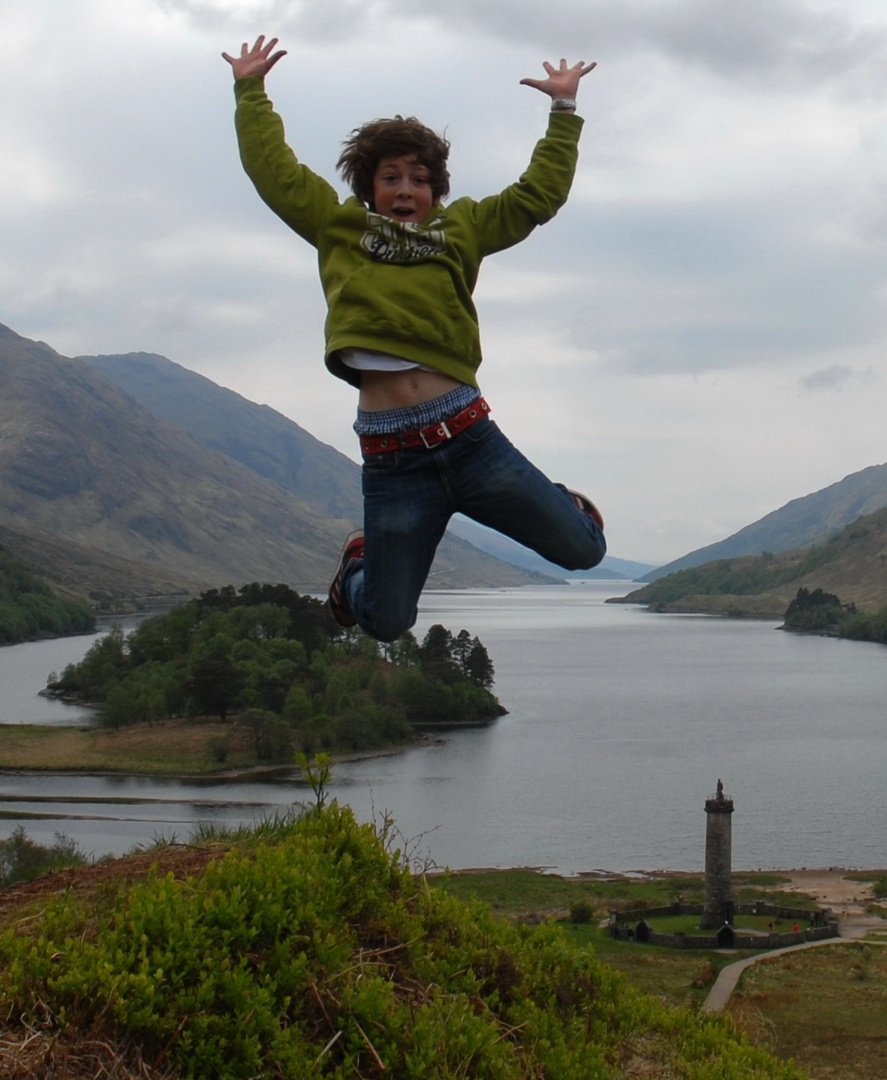 Jaron springt über Glenfinnan, Highlands