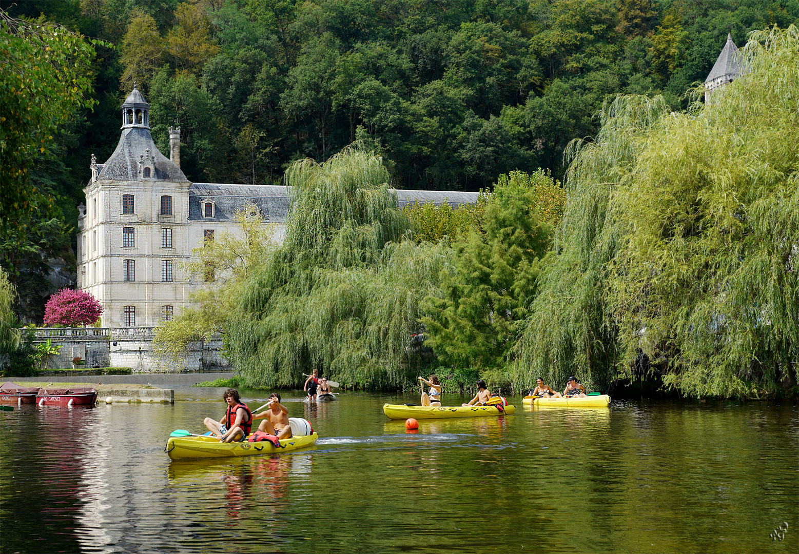 Jaune  ...... les canoés ....