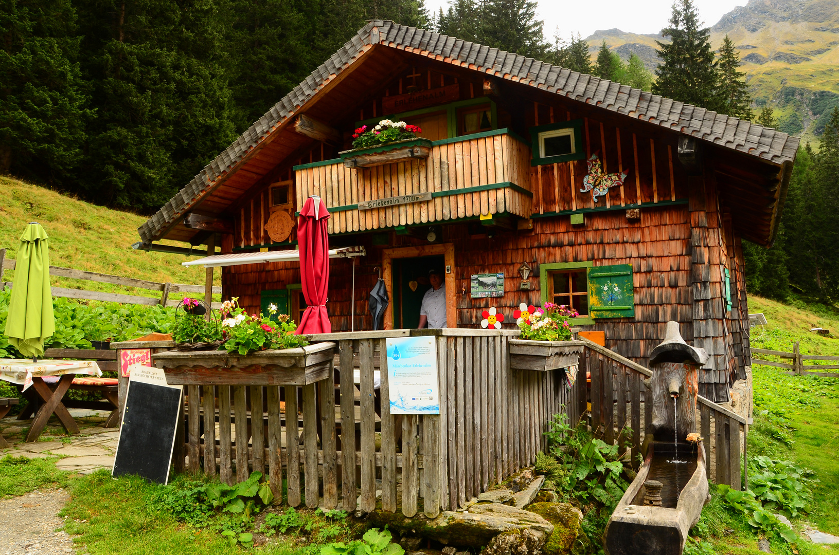 Jausenzeit in einer kleinen feinen Almhütte