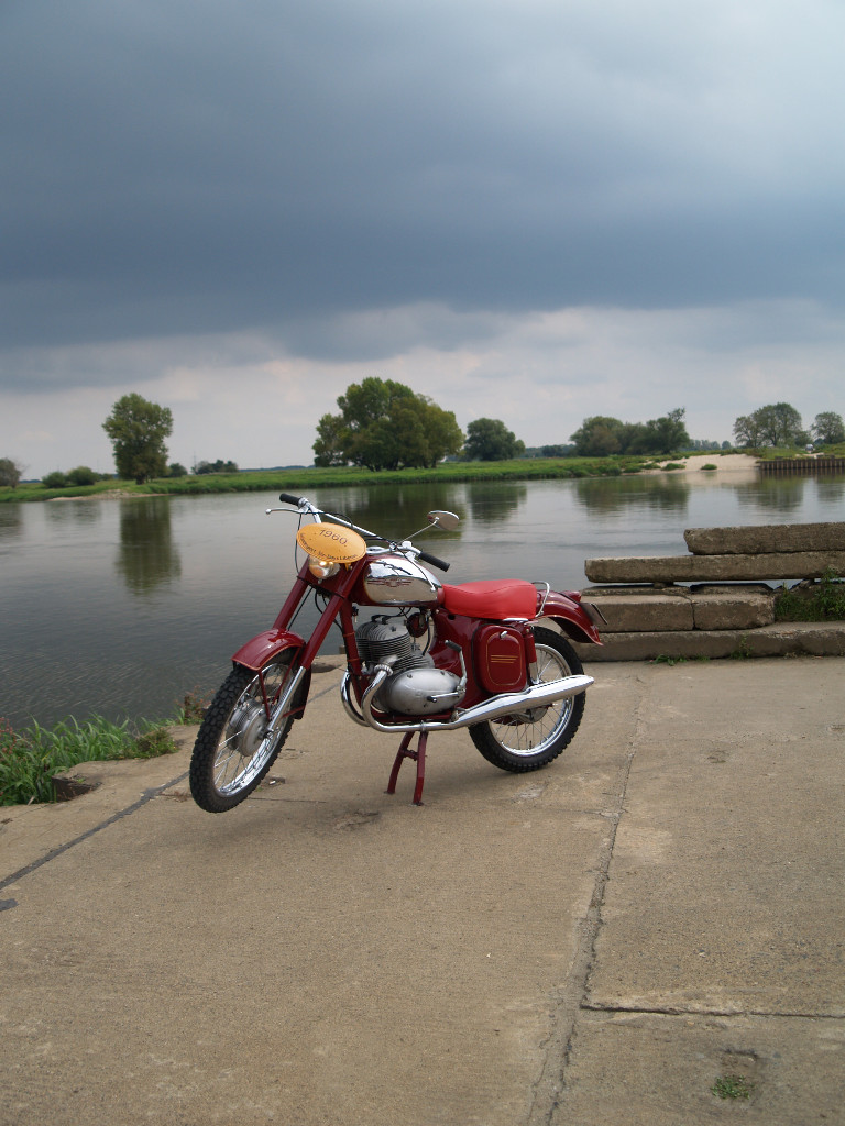 Jawa 350 Six days an der Elbe