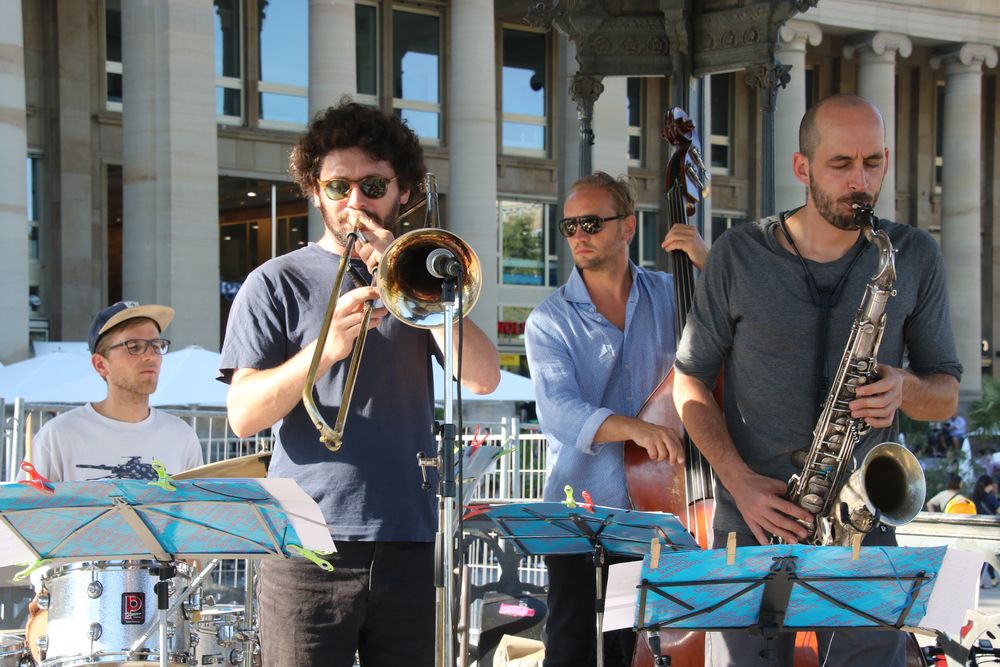 Jazz Stgt Schlossplatz Tonhaufen Ca-19-55col sept19 +8Fotos