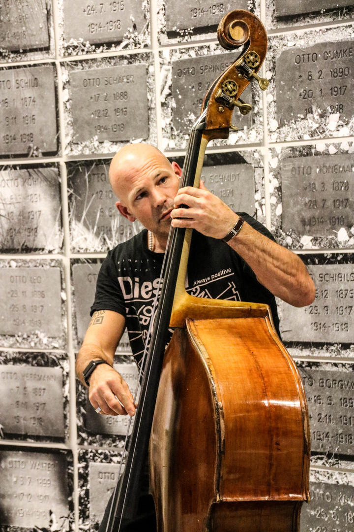 JAZZ TIPP 13März19 Bass Bodenseh Color+SW Stgt Ausstellung