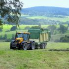 JCB 3250 mit KRONE-Ladewagen