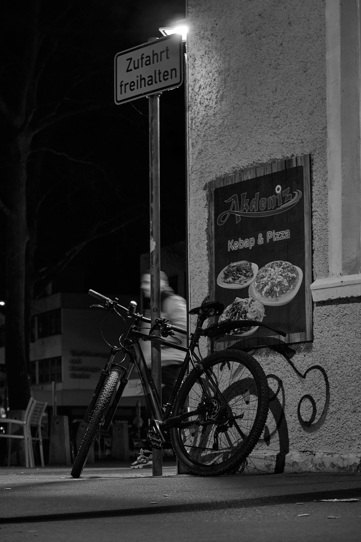 Je später der Abend... Foto & Bild streetfotografie ohne menschen