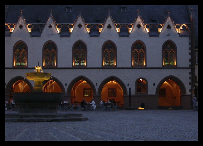 Je später der Abend, desto schöner das Rathaus