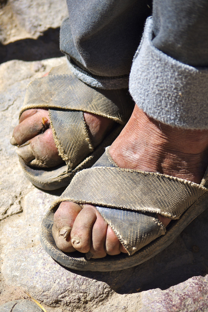 Je suis aveugle seuls mes pieds me guident pas à pas