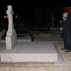 Jean-Claude Bouvarel, gaulliste depuis toujours, se recueille sur la tombe de Charles de Gaulle