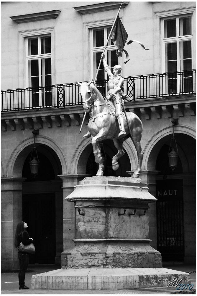 Jeanne d'Arc vor dem Hotel Regina