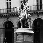 Jeanne d'Arc vor dem Hotel Regina