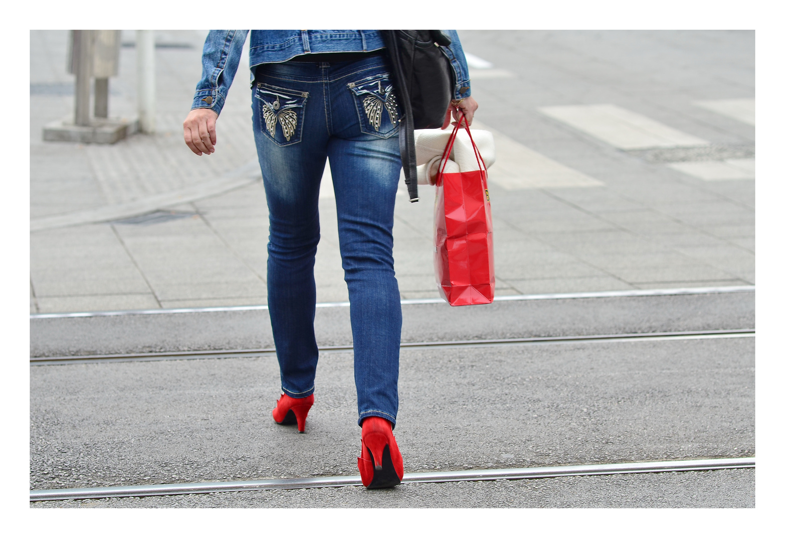 ...Jeans + rote High Heels