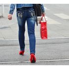 ...Jeans + rote High Heels