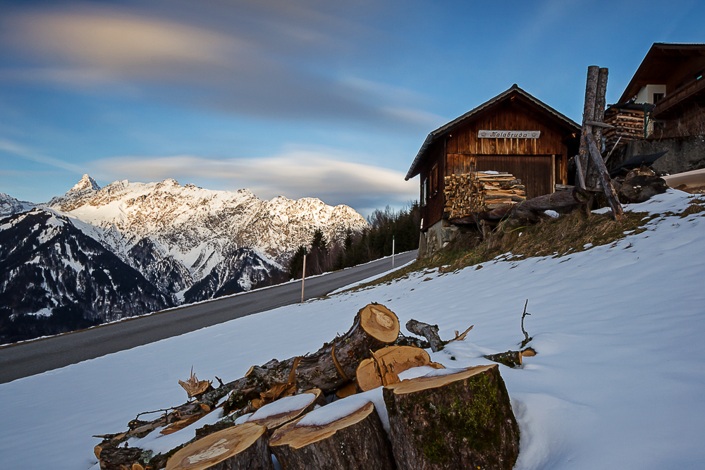 jede Menge Holz vor der Hüttn ;-))