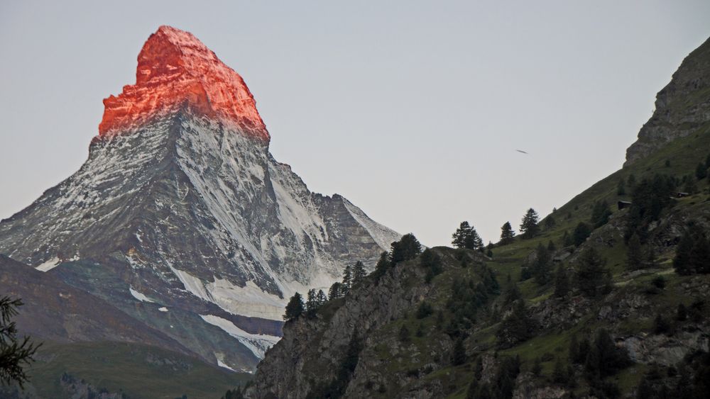 Jeden Morgen im Sommer bei Sonne bekommt das Matterhorn einen roten Kopf...