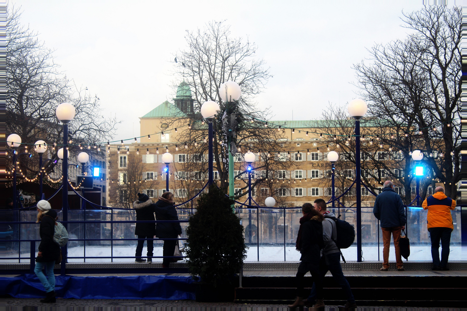 jeden Winter die kleine Eisbahn am Weihnachtsmarkt Stuttgart