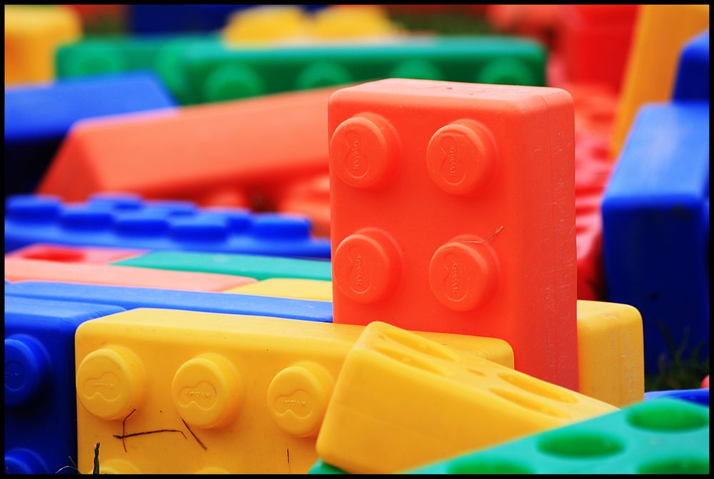 Jeder kennt sie und faßt jeder hat damit schon einmal gespielt -LEGO-