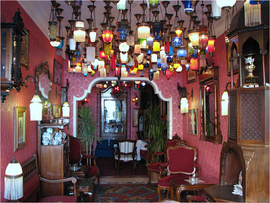 Jeder Raum war mit alten Möbeln ausgestattet und an den Decken hingen Aladins Wunderlampen in Mengen