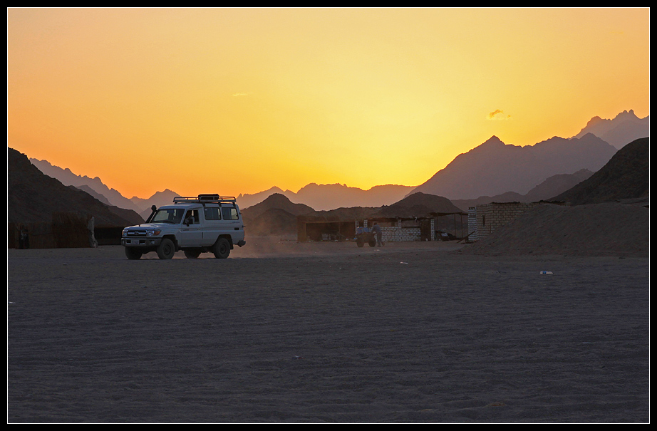 Jeep im Wüstenfeuer
