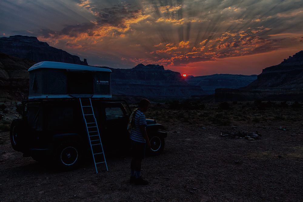 Jeep mit Dachzelt