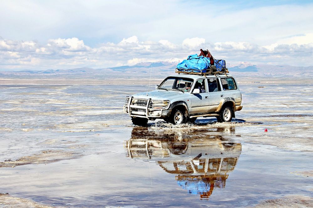 Jeep sur le salar d'Uyuni