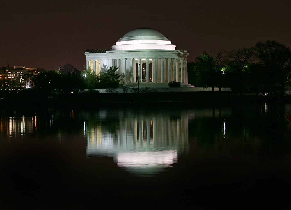 Jefferson Monument at night