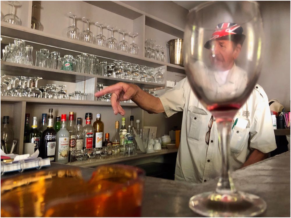 Jemand zu tief ins Glas geschaut? Foto & Bild reportage dokumentation