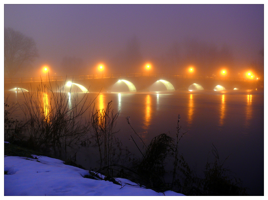 Jena alte Burgaer Brücke im Nebel
