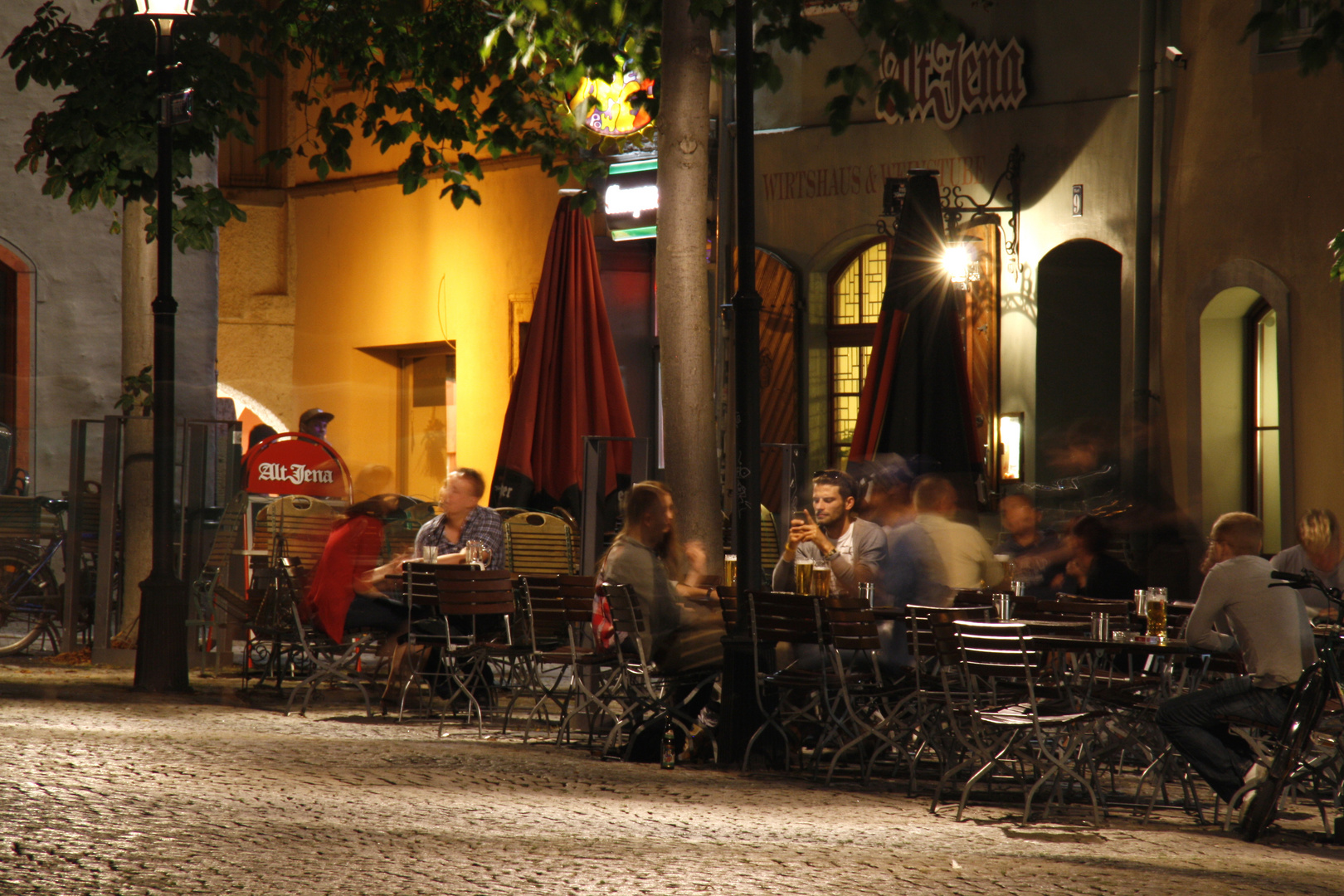 Jena bei Nacht und Nachtschwärmer