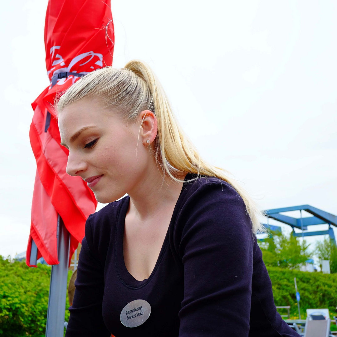 Jennifer bringt Fiesenbier