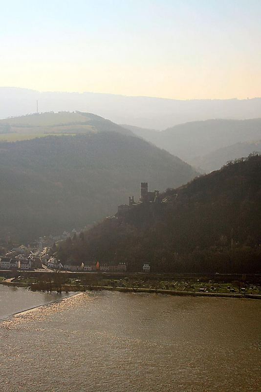 Jenseits des Rheins verliert sich der Blick im Gebuckel der Hunsrückberge