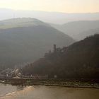 Jenseits des Rheins verliert sich der Blick im Gebuckel der Hunsrückberge