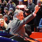 Jeremy Irons entsteigt der E-Limousine