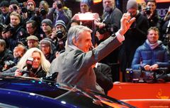 Jeremy Irons entsteigt der E-Limousine