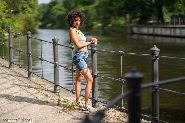 Jessica am Landwehrkanal von Berlin