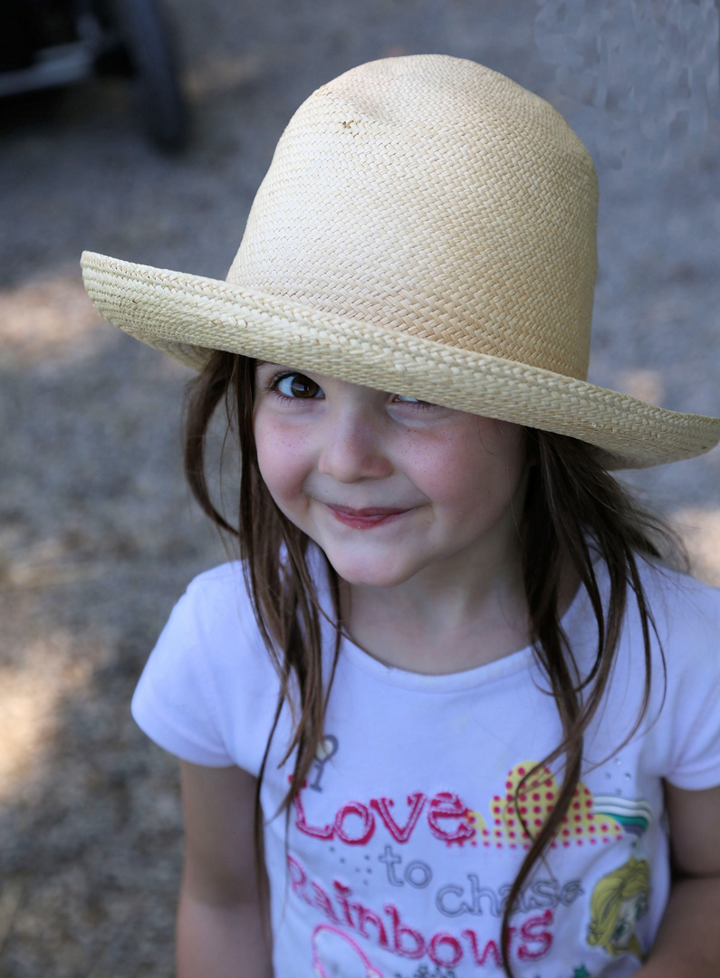 Jessica im Wildpark Poing möchte ein Eis