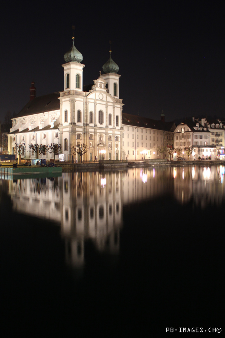 Jesuiten Kirche in der Nacht