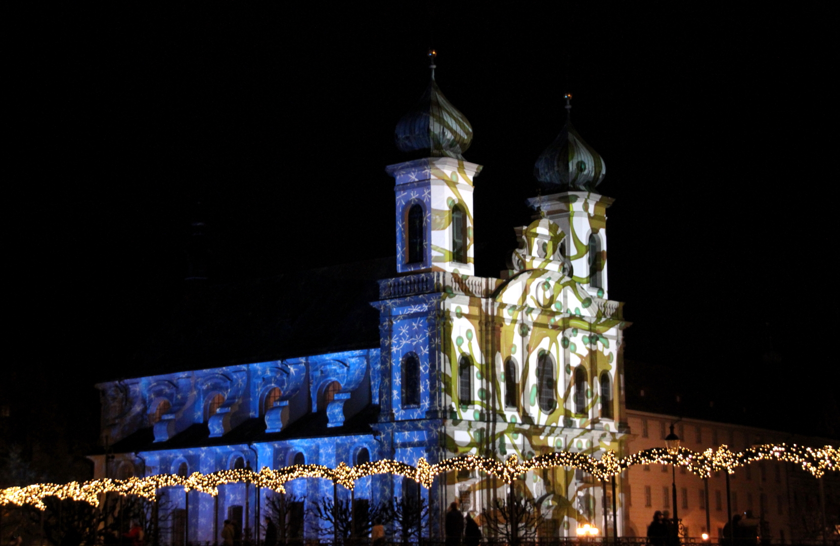 Jesuitenkirche eingehüllt in Farben