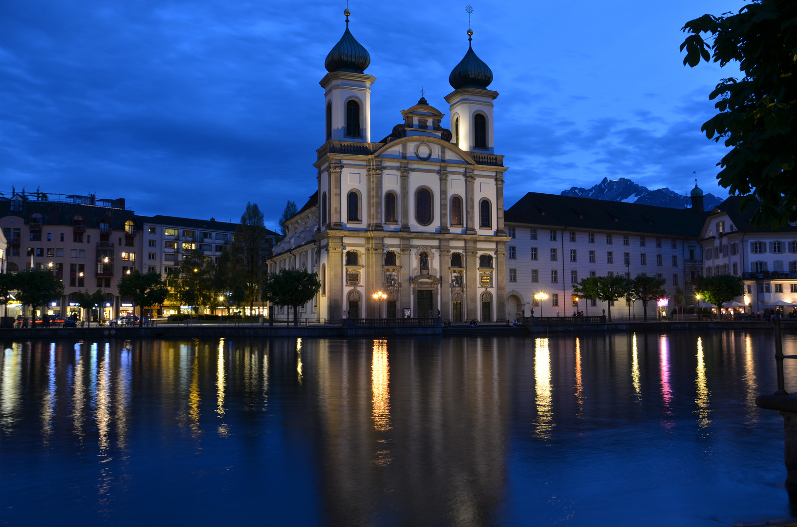 Jesuitenkirche Luzern bei Nacht