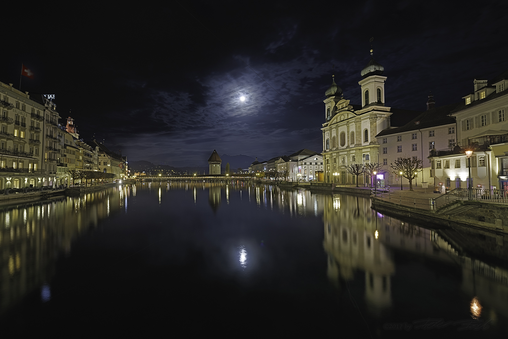 Jesuitenkirche Luzern mit Vollmond