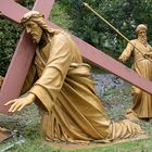 Jesus fällt unter dem Kreuz