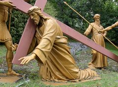 Jesus fällt unter dem Kreuz