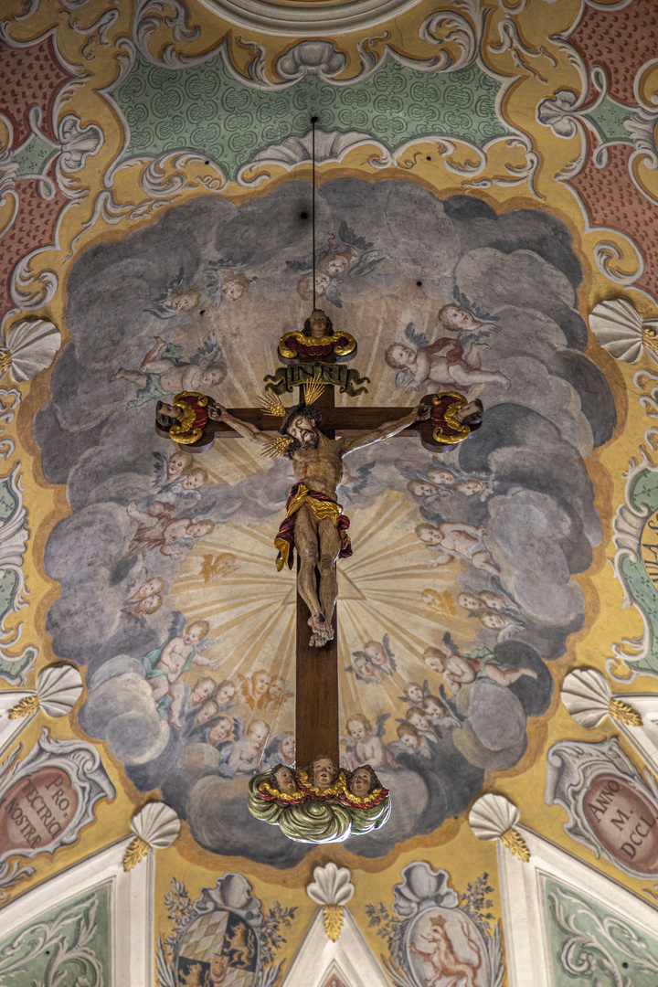 Jesuskreuz am Kirchenhimmel